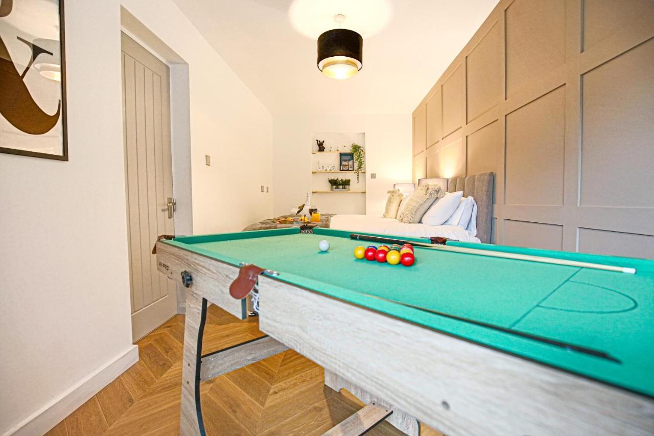 Central MK House: Family-Friendly Stay with Pool Table & Entertainment Milton Keynes Exterior photo